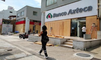Una mujer camina frente a una sucursal de Banco Azteca. Imagen de archivo. EFE/ David Guzmán