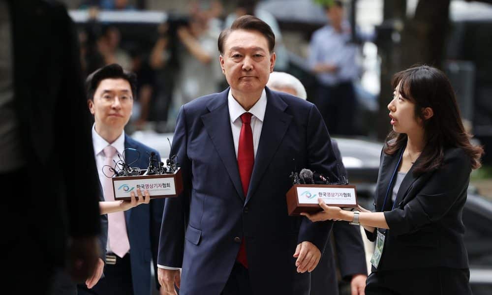 Imagen de archivo del expresidente surcoreano Yoon Suk Yeol (C) llegando al tribunal para asistir a una audiencia de revisión de su orden de arresto solicitada por fiscales especiales en Seúl, Corea del Sur, el 9 de julio de 2025. (Corea del Sur, Seúl) EFE/EPA/KIM HONG-JI / POOL