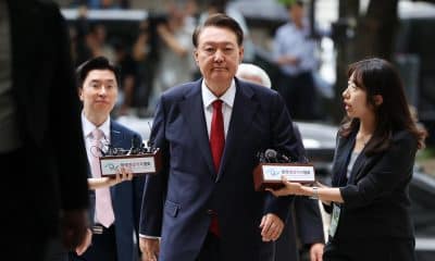 Imagen de archivo del expresidente surcoreano Yoon Suk Yeol (C) llegando al tribunal para asistir a una audiencia de revisión de su orden de arresto solicitada por fiscales especiales en Seúl, Corea del Sur, el 9 de julio de 2025. (Corea del Sur, Seúl) EFE/EPA/KIM HONG-JI / POOL