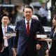 Imagen de archivo del expresidente surcoreano Yoon Suk Yeol (C) llegando al tribunal para asistir a una audiencia de revisión de su orden de arresto solicitada por fiscales especiales en Seúl, Corea del Sur, el 9 de julio de 2025. (Corea del Sur, Seúl) EFE/EPA/KIM HONG-JI / POOL