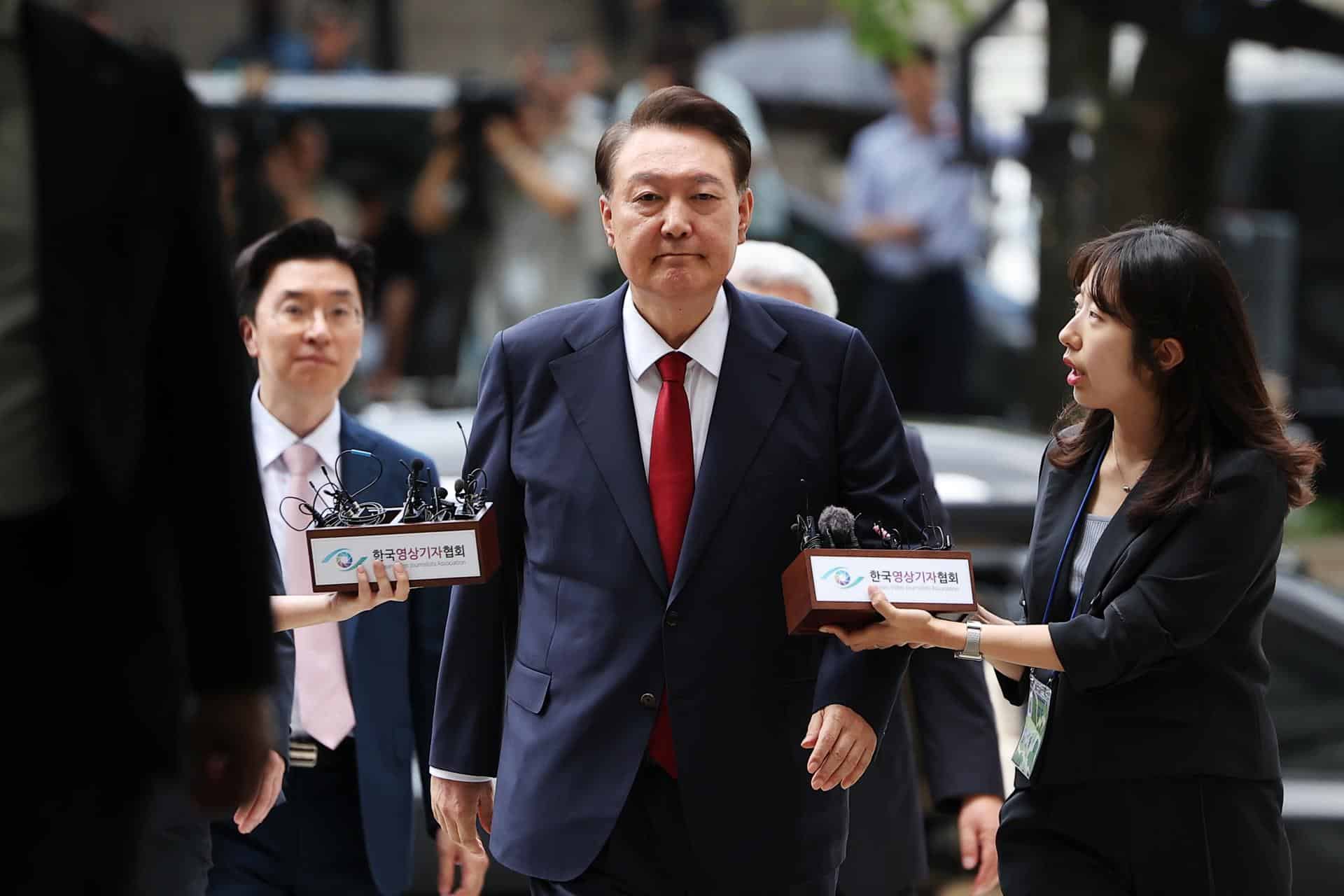 Imagen de archivo del expresidente surcoreano Yoon Suk Yeol (C) llegando al tribunal para asistir a una audiencia de revisión de su orden de arresto solicitada por fiscales especiales en Seúl, Corea del Sur, el 9 de julio de 2025. (Corea del Sur, Seúl) EFE/EPA/KIM HONG-JI / POOL