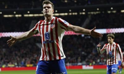El delantero del Atlético de Madrid Alexander Sørloth celebra tras anotar el cuarto gol del equipo durante el partido de la jornada 25 de LaLiga que Atlético de Madrid y RCD Espanyol disputaron en el Metropolitano. EFE/ Chema Moya
