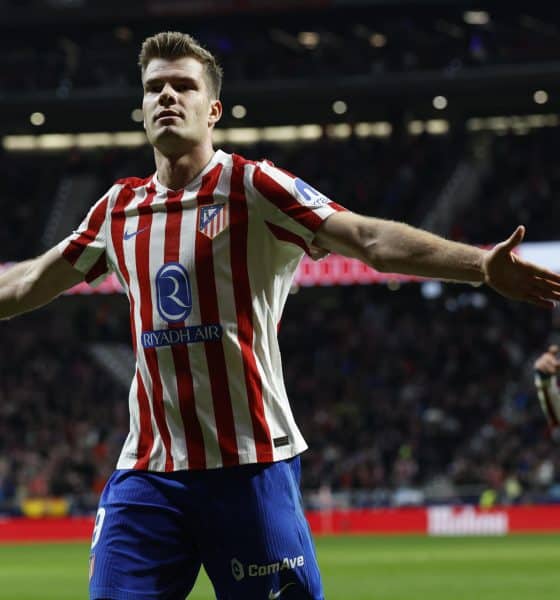 El delantero del Atlético de Madrid Alexander Sørloth celebra tras anotar el cuarto gol del equipo durante el partido de la jornada 25 de LaLiga que Atlético de Madrid y RCD Espanyol disputaron en el Metropolitano. EFE/ Chema Moya