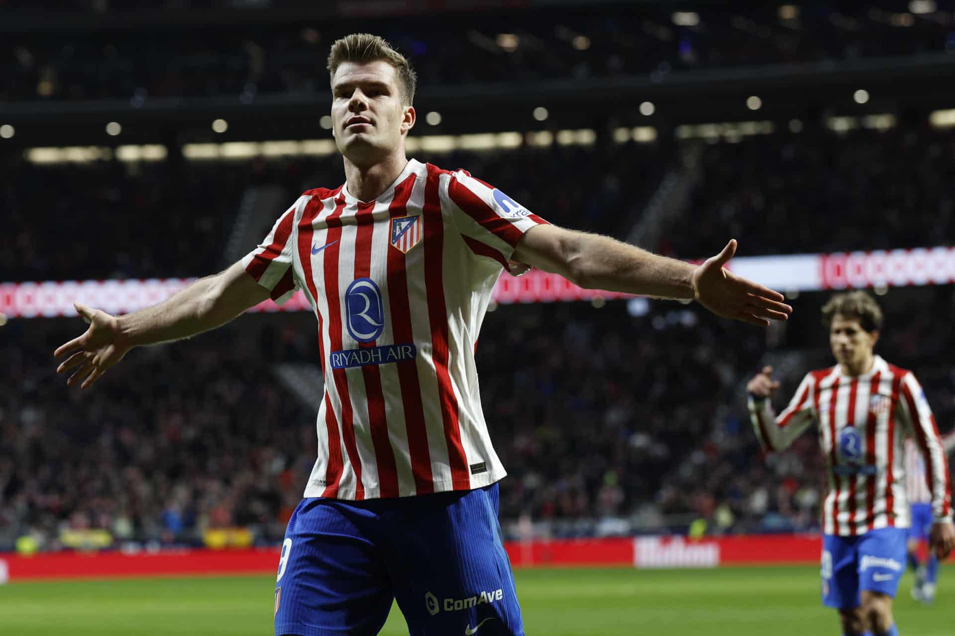 El delantero del Atlético de Madrid Alexander Sørloth celebra tras anotar el cuarto gol del equipo durante el partido de la jornada 25 de LaLiga que Atlético de Madrid y RCD Espanyol disputaron en el Metropolitano. EFE/ Chema Moya