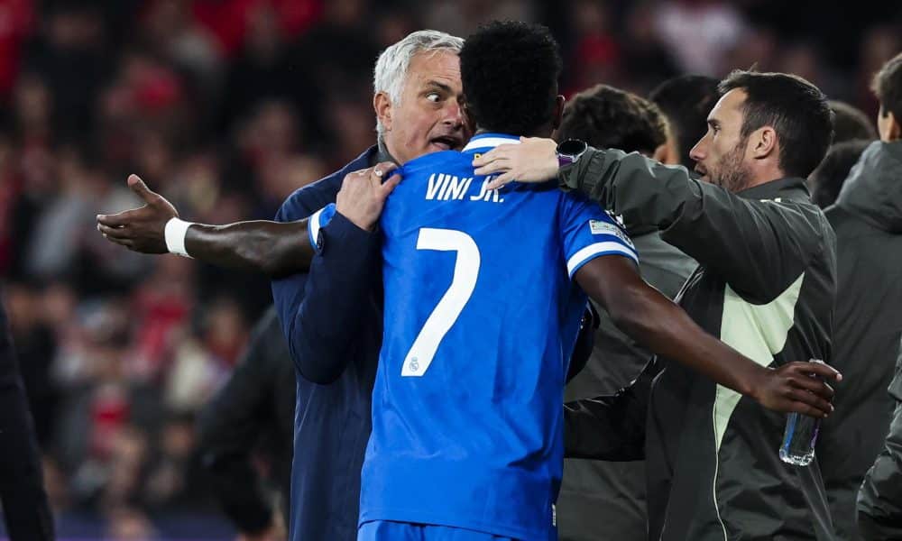 El entrenador del Benfica, José Mourinho (I), habla con Vinicius Junior del Real Madrid, quien abandonó el campo tras activarse el protocolo antiracismo durante el partido de la Liga de Campeones entre el Benfica y el Real Madrid, en Lisboa, Portugal. EFE/EPA/JOSE SENA GOULAO