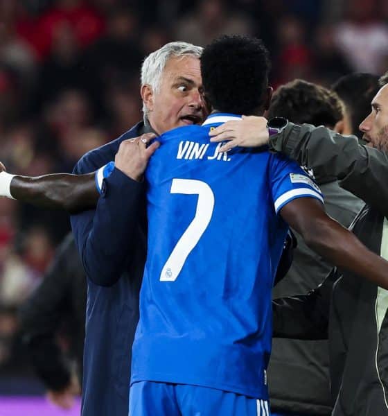 El entrenador del Benfica, José Mourinho (I), habla con Vinicius Junior del Real Madrid, quien abandonó el campo tras activarse el protocolo antiracismo durante el partido de la Liga de Campeones entre el Benfica y el Real Madrid, en Lisboa, Portugal. EFE/EPA/JOSE SENA GOULAO