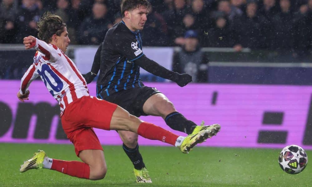 El jugador del brujas Christos Tzolis durante el partido de la fase de acceso a octavos entre el Brujas y el Atlético de Madrid en Brujas, Bélgica. EFE/EPA/OLIVIER MATTHYS
