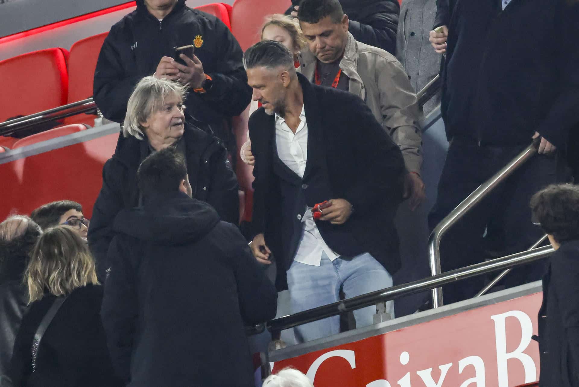 El nuevo entrenador del Mallorca, el argentino Martín Demichelis, sigue desde la granda el partido de la jornada 26 de LaLiga entre el Real Mallorca y la Real Sociedad, este sábado en el estadio de Son Moix en Palma.- EFE/ Cati Cladera