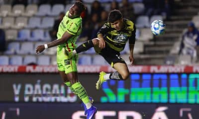 Carlos Adrián Sánchez (d), de Pachuca, disputa el balón con José Luis Rodríguez, de Juárez, durante un partido de la Liga MX entre Pachuca y Juárez en el estadio Hidalgo, en Pachuca (México). EFE /David Martínez Pelcastre