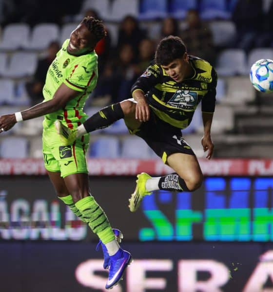 Carlos Adrián Sánchez (d), de Pachuca, disputa el balón con José Luis Rodríguez, de Juárez, durante un partido de la Liga MX entre Pachuca y Juárez en el estadio Hidalgo, en Pachuca (México). EFE /David Martínez Pelcastre