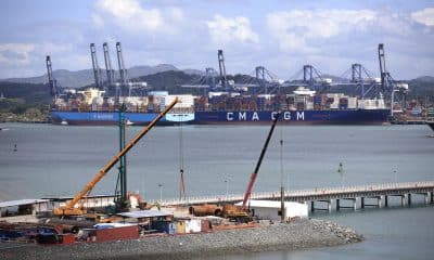 AME1587. CIUDAD DE PANAMÁ (PANAMÁ), 03/02/2026.- Fotografía del 30 de enero de 2026 que muestra el puerto de Balboa en el Canal de Panamá en Ciudad de Panamá (Panamá). La calificadora de riesgo Moody's Ratings dijo que la anulación de la concesión al conglomerado chino CK Hutchison para la operación de dos puertos en torno al Canal de Panamá no afecta directamente, al menos en un primer momento, el perfil crediticio del país, que ha implementado una serie de políticas macroeconómicas ante el riesgo de perder el grado de inversión. EFE/ Bienvenido Velasco