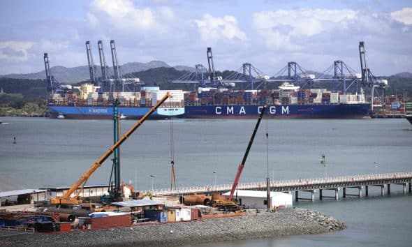 AME1587. CIUDAD DE PANAMÁ (PANAMÁ), 03/02/2026.- Fotografía del 30 de enero de 2026 que muestra el puerto de Balboa en el Canal de Panamá en Ciudad de Panamá (Panamá). La calificadora de riesgo Moody's Ratings dijo que la anulación de la concesión al conglomerado chino CK Hutchison para la operación de dos puertos en torno al Canal de Panamá no afecta directamente, al menos en un primer momento, el perfil crediticio del país, que ha implementado una serie de políticas macroeconómicas ante el riesgo de perder el grado de inversión. EFE/ Bienvenido Velasco