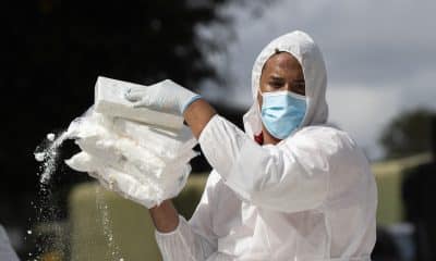 Un integrante del Instituto Nacional de Ciencias Forenses (Inacif) carga paquetes de cocaína confiscada este jueves, en Santo Domingo (República Dominicana). EFE/ Orlando Barría