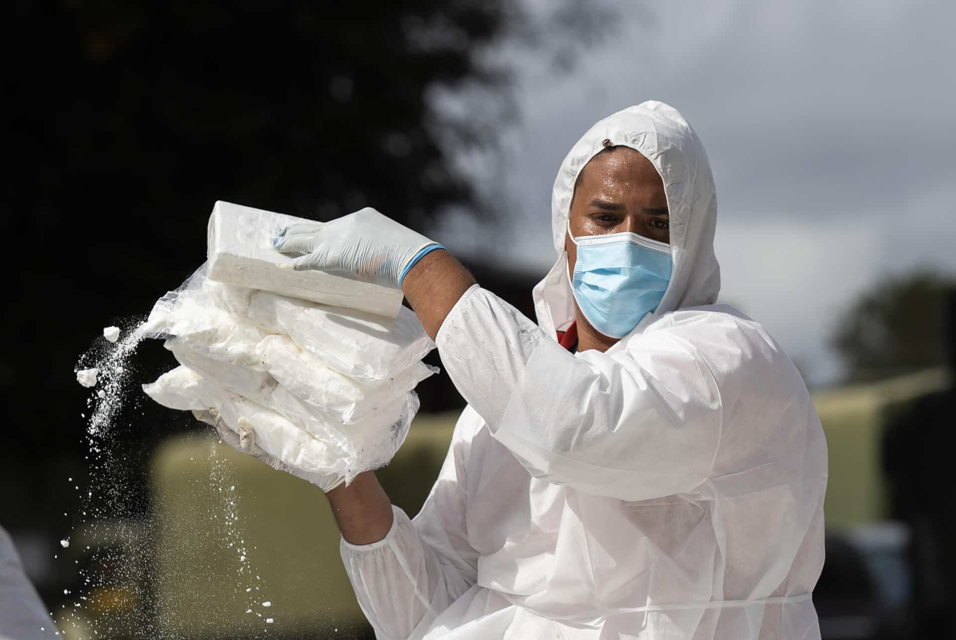 Un integrante del Instituto Nacional de Ciencias Forenses (Inacif) carga paquetes de cocaína confiscada este jueves, en Santo Domingo (República Dominicana). EFE/ Orlando Barría