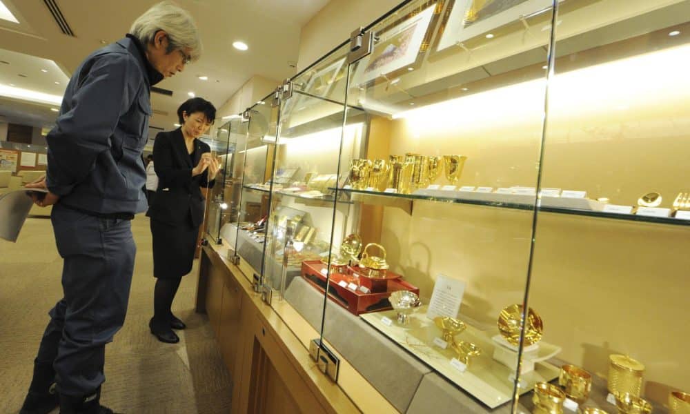 Un inversionista japonés observa una vitrina con objetos del metal precioso en una agencia de venta de oro en Tokio, Japón. EFE/EVERETT KENNEDY BROWN