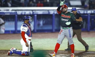Julián Ornelas (d) de México Rojo celebra una anotación durante un partido de La Serie del Caribe de Béisbol 2026 entre México Rojo y Panamá en el Estadio Panamericano, en Guadalajara (México). EFE/ Francisco Guasco