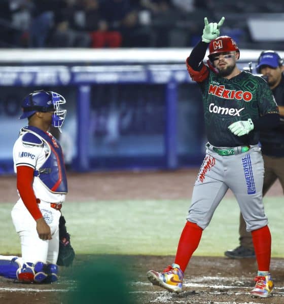 Julián Ornelas (d) de México Rojo celebra una anotación durante un partido de La Serie del Caribe de Béisbol 2026 entre México Rojo y Panamá en el Estadio Panamericano, en Guadalajara (México). EFE/ Francisco Guasco