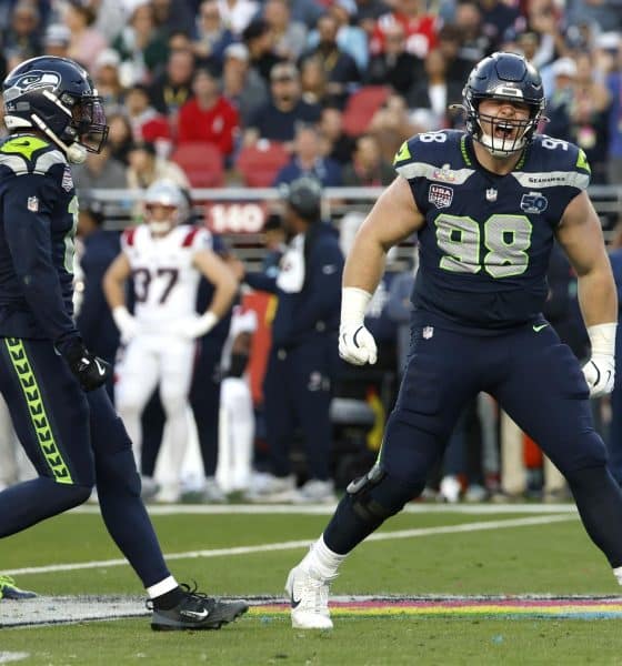 Rylie Mills celebra su captura durante el Super Bowl LX que enfrenta este domingo a sus Seattle Seahawks con los New England Patriots en el Levi's Stadium de Santa Clara (California). EFE/EPA/JOHN G. MABANGLO