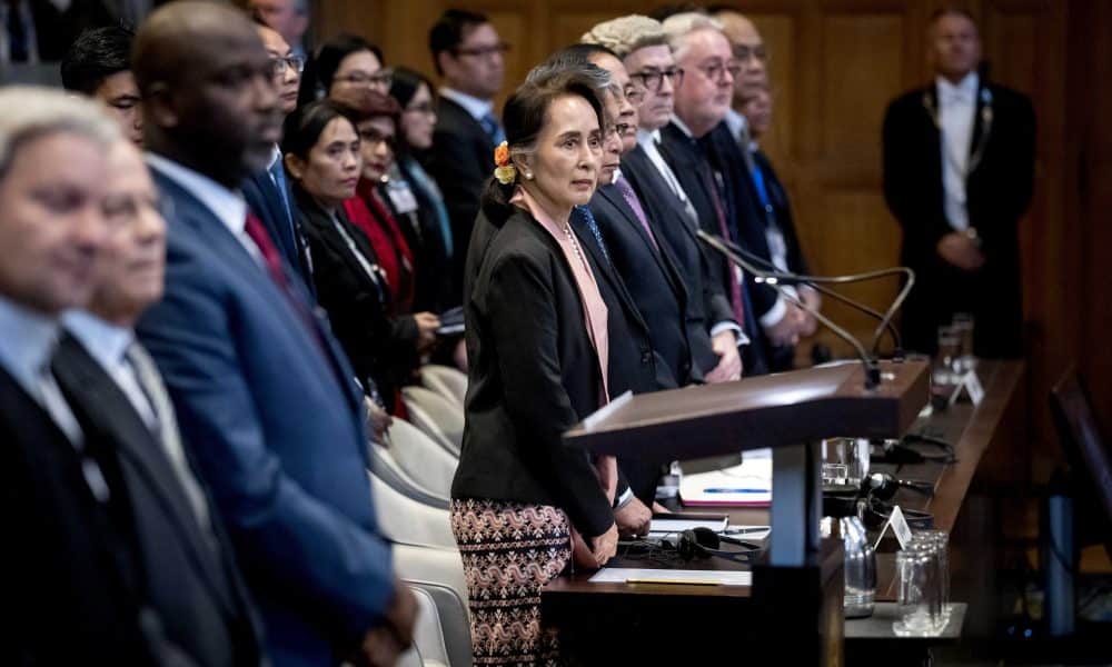 Fotografía de archivo, tomada el 18/06/2025, que muestra en el centro a la premio nobel de la paz birmana Aung San Suu Kyi ante la Corte Internacional de Justicia (CIJ) en La Haya, Países Bajos. EFE/EPA/KOEN VAN WEEL *** Local Caption *** 55696775