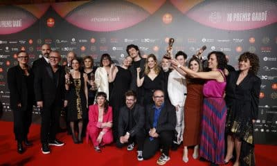 El equipo de la película 'Frontera' posa con los galardones conseguidos, tras la gala de entrega de los premios Gaudí celebrada en Barcelona. EFE/Toni Albir