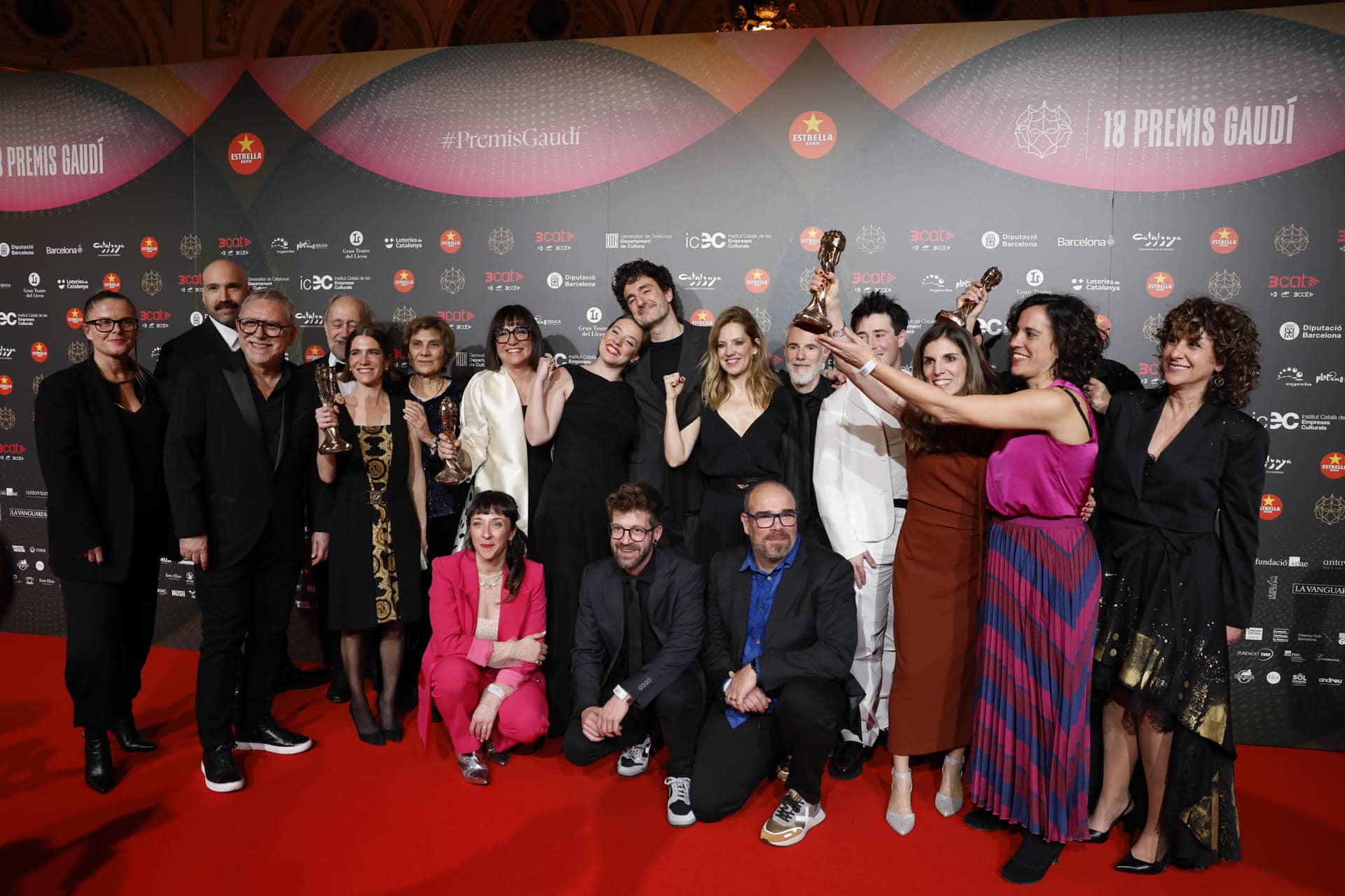 El equipo de la película 'Frontera' posa con los galardones conseguidos, tras la gala de entrega de los premios Gaudí celebrada en Barcelona. EFE/Toni Albir