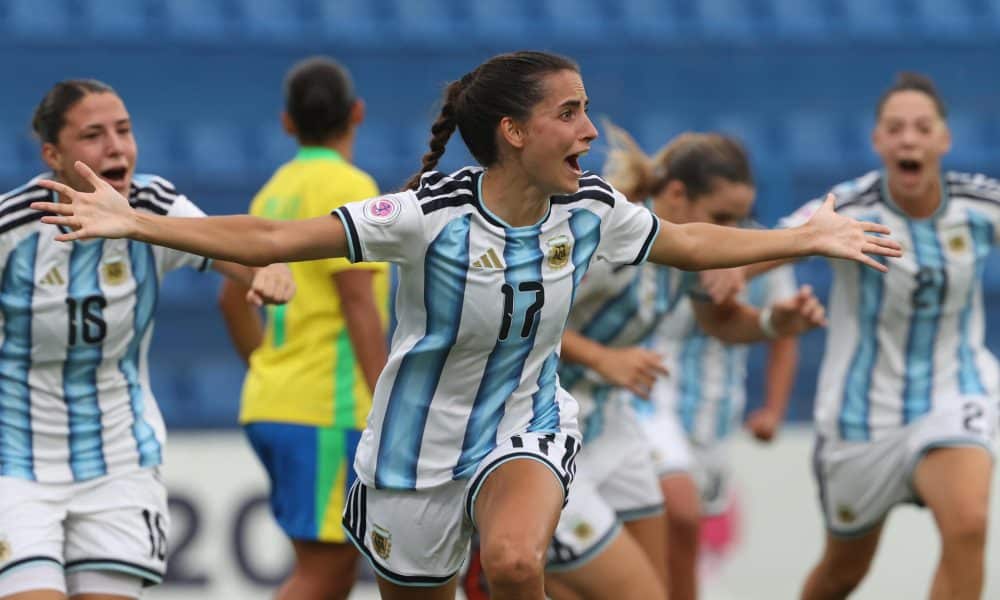 Denise Rojo, de Argentina, celebra un gol en el Sudamericano Femenino Sub-20 ante Brasil, en el estadio Luis Alfonso Giagni en Villa Elisa (Paraguay). EFE/Juan Pablo Pino