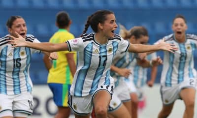 Denise Rojo, de Argentina, celebra un gol en el Sudamericano Femenino Sub-20 ante Brasil, en el estadio Luis Alfonso Giagni en Villa Elisa (Paraguay). EFE/Juan Pablo Pino