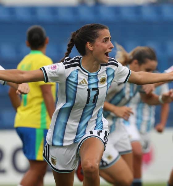 Denise Rojo, de Argentina, celebra un gol en el Sudamericano Femenino Sub-20 ante Brasil, en el estadio Luis Alfonso Giagni en Villa Elisa (Paraguay). EFE/Juan Pablo Pino