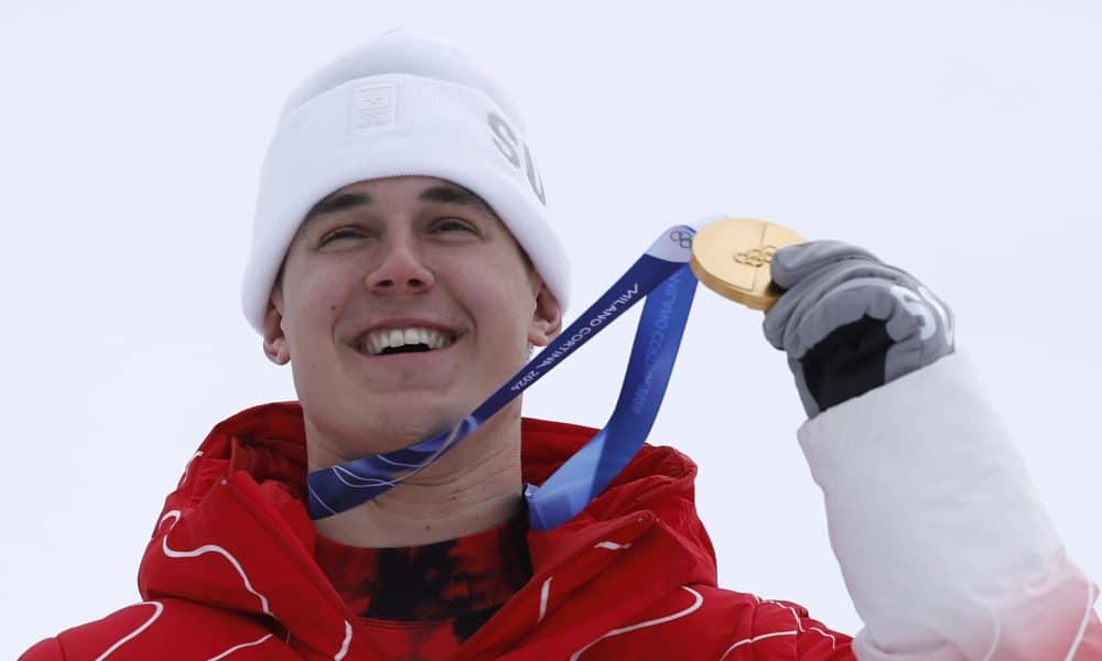 El suizo Franjo van Allmen exhibe la medalla de oro olímpica conqusitada en el supergigante, en los Juegos de Invierno de Milán Cortina 2026. EFE/EPA/GUILLAUME HORCAJUELO