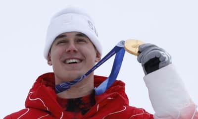 El suizo Franjo van Allmen exhibe la medalla de oro olímpica conqusitada en el supergigante, en los Juegos de Invierno de Milán Cortina 2026. EFE/EPA/GUILLAUME HORCAJUELO
