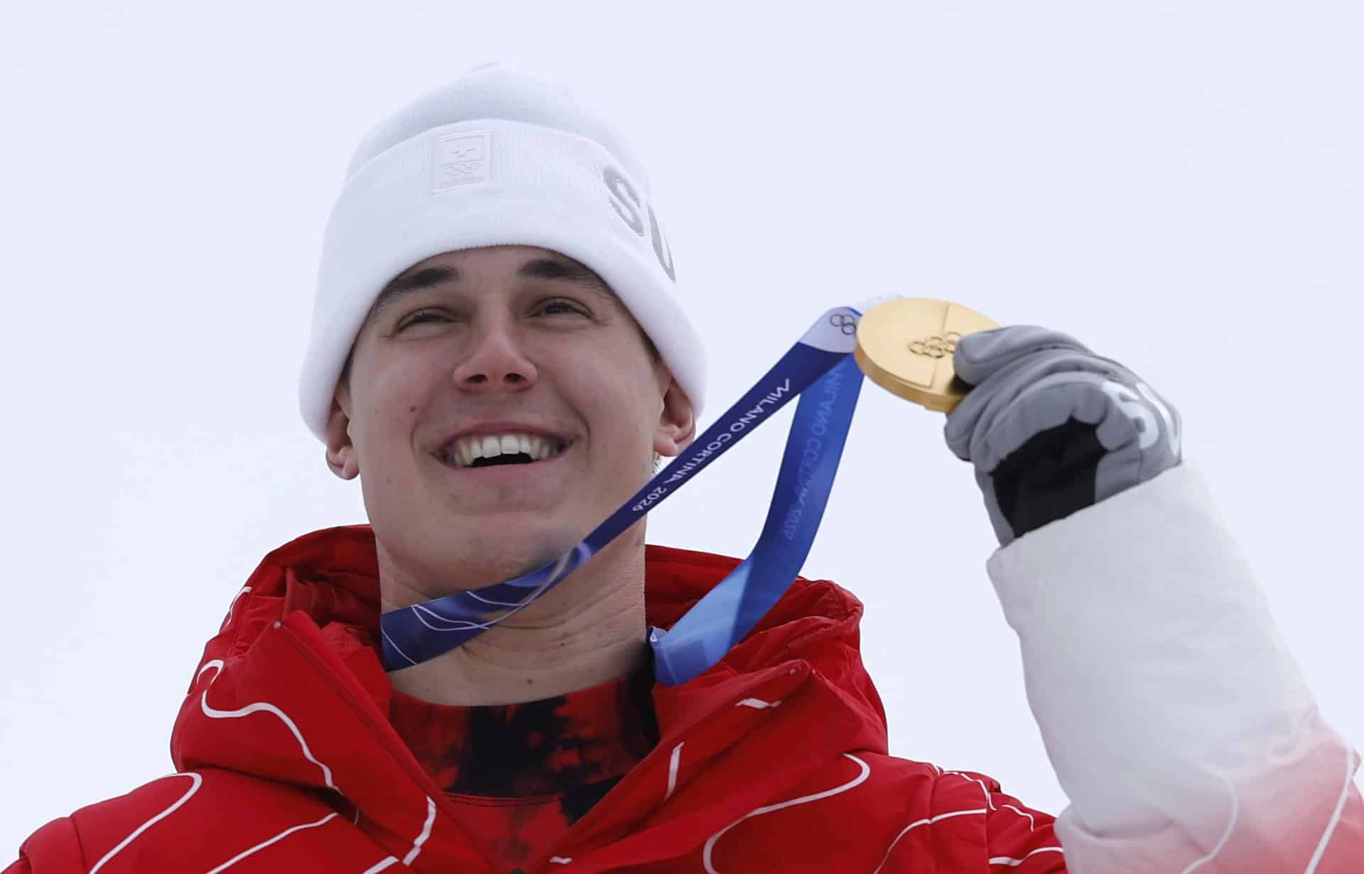 El suizo Franjo van Allmen exhibe la medalla de oro olímpica conqusitada en el supergigante, en los Juegos de Invierno de Milán Cortina 2026. EFE/EPA/GUILLAUME HORCAJUELO