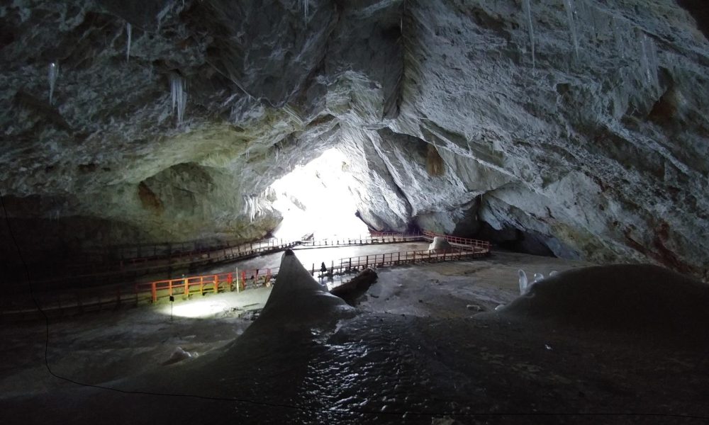Imagen de la cueva de hielo Scarisoara (Rumanía). Crédito: Paun V.I./Imagen cedida por Frontiers.