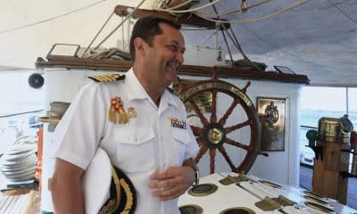 El capitán de Navío, José María de la Puente Mora-Figueroa del buque escuela español ‘Juan Sebastián de Elcano’ reacciona al interior de la embarcación a su llegada este sábado, al puerto de San Juan (Puerto Rico). EFE/Thais Llorca