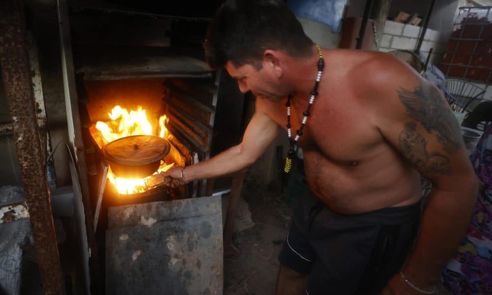 Una persona cocina en un fogón de leña este martes, en La Habana (Cuba). Pequeñas empresas privadas cubanas confirmaron este jueves a EFE que ya han empezado a recibir en la isla combustible importado en medio del bloqueo petrolero de EE.UU. al país. EFE/ Ernesto Mastrascusa