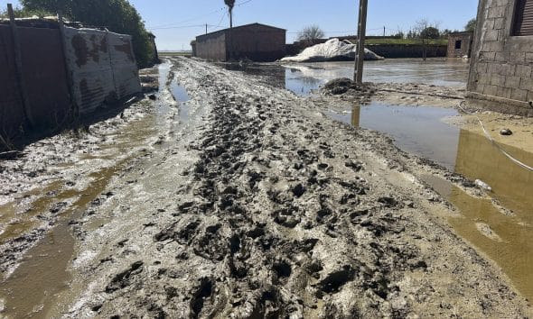 Casi un mes después de las inundaciones que sacudieron el noroeste de Marruecos, cientos de familias de la provincia marroquí de Kenitra resisten en un campamento a 55 kilómetros de Rabat en pleno mes de ayuno del ramadán porque sus hogares siguen anegados en lodo. En la imagen, aldea de Bahiet, unas de las poblaciones damnificadas y a donde cientos de desplazados no pueden volver.EFE/ Mohamed Siali