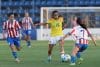 Kiara Florentin (i) y Luz Cardozo, de Paraguay, disputan un balón con Katerine Osorio, de Colombia, este jueves en un partido del Sudamericano Femenino Sub-20 en el estadio Luis Alfonso Giagni en Villa Elisa (Paraguay). EFE/ Juan Pablo Pino
