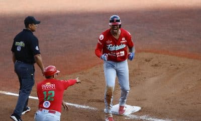 Christian Gabriel Bethancourt (d) de Panamá celebra una entrada a tercera base frente República Dominicana este miércoles, durante un partido de la Serie del Caribe de Béisbol 2026 entre Panamá y República Dominicana en el Estadio Panamericano Charros de Jalisco en Guadalajara (México). EFE/ Francisco Guasco
