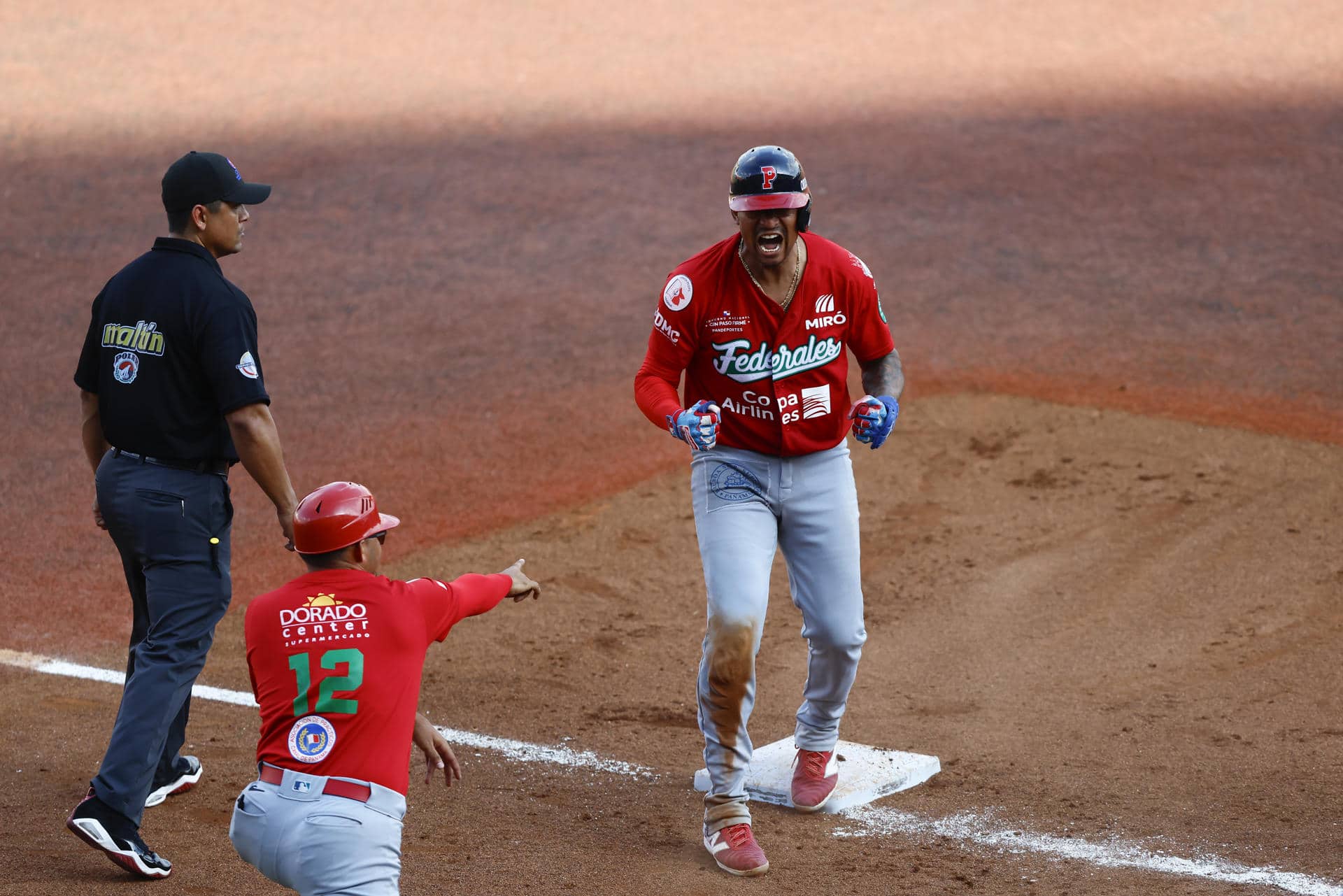 Christian Gabriel Bethancourt (d) de Panamá celebra una entrada a tercera base frente República Dominicana este miércoles, durante un partido de la Serie del Caribe de Béisbol 2026 entre Panamá y República Dominicana en el Estadio Panamericano Charros de Jalisco en Guadalajara (México). EFE/ Francisco Guasco