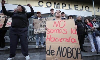 Simpatizantes del alcalde de Guayaquil, Aquiles Álvarez, se manifiestan afuera del Complejo Judicial Norte este 12 de febrero de 2026, en Quito (Ecuador). EFE/José Jácome