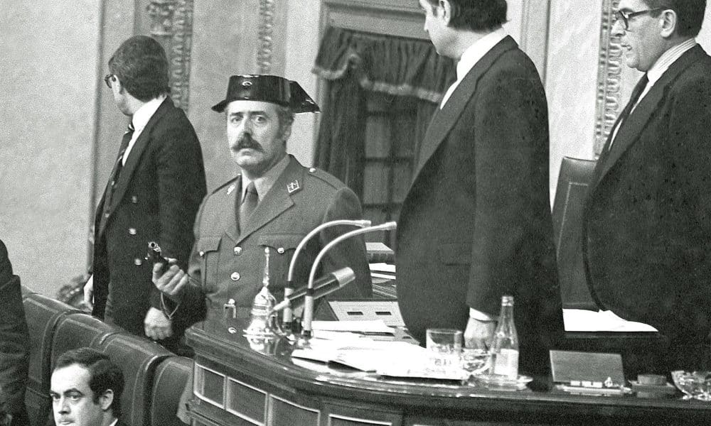 El  teniente coronel Antonio Tejero irrumpe, pistola en mano, en el Congreso español en el intento de golpe de Estado del 23 de febrero de 1981. EFE/Manuel Hernández de León.