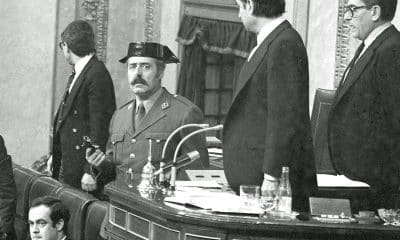 El  teniente coronel Antonio Tejero irrumpe, pistola en mano, en el Congreso español en el intento de golpe de Estado del 23 de febrero de 1981. EFE/Manuel Hernández de León.