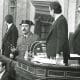 El  teniente coronel Antonio Tejero irrumpe, pistola en mano, en el Congreso español en el intento de golpe de Estado del 23 de febrero de 1981. EFE/Manuel Hernández de León.