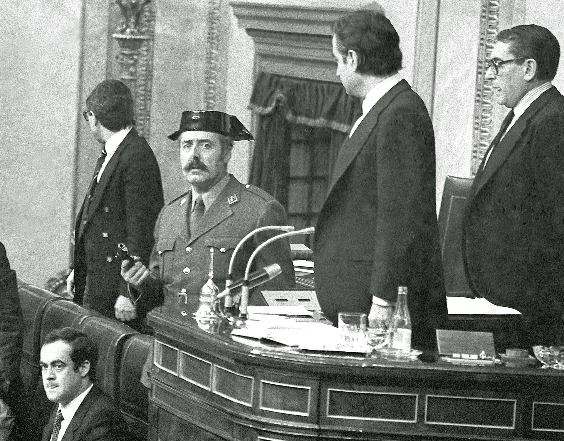 El  teniente coronel Antonio Tejero irrumpe, pistola en mano, en el Congreso español en el intento de golpe de Estado del 23 de febrero de 1981. EFE/Manuel Hernández de León.