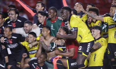 Jugadores de Barcelona celebran al ganar en una serie de penales el partido de vuelta de la segunda fase de clasificación de la Copa Libertadores entre Argentinos Juniors y Barcelona SC en el estadio Diego Armando Maradona en Buenos Aires (Argentina). EFE/Juan Ignacio Roncoroni