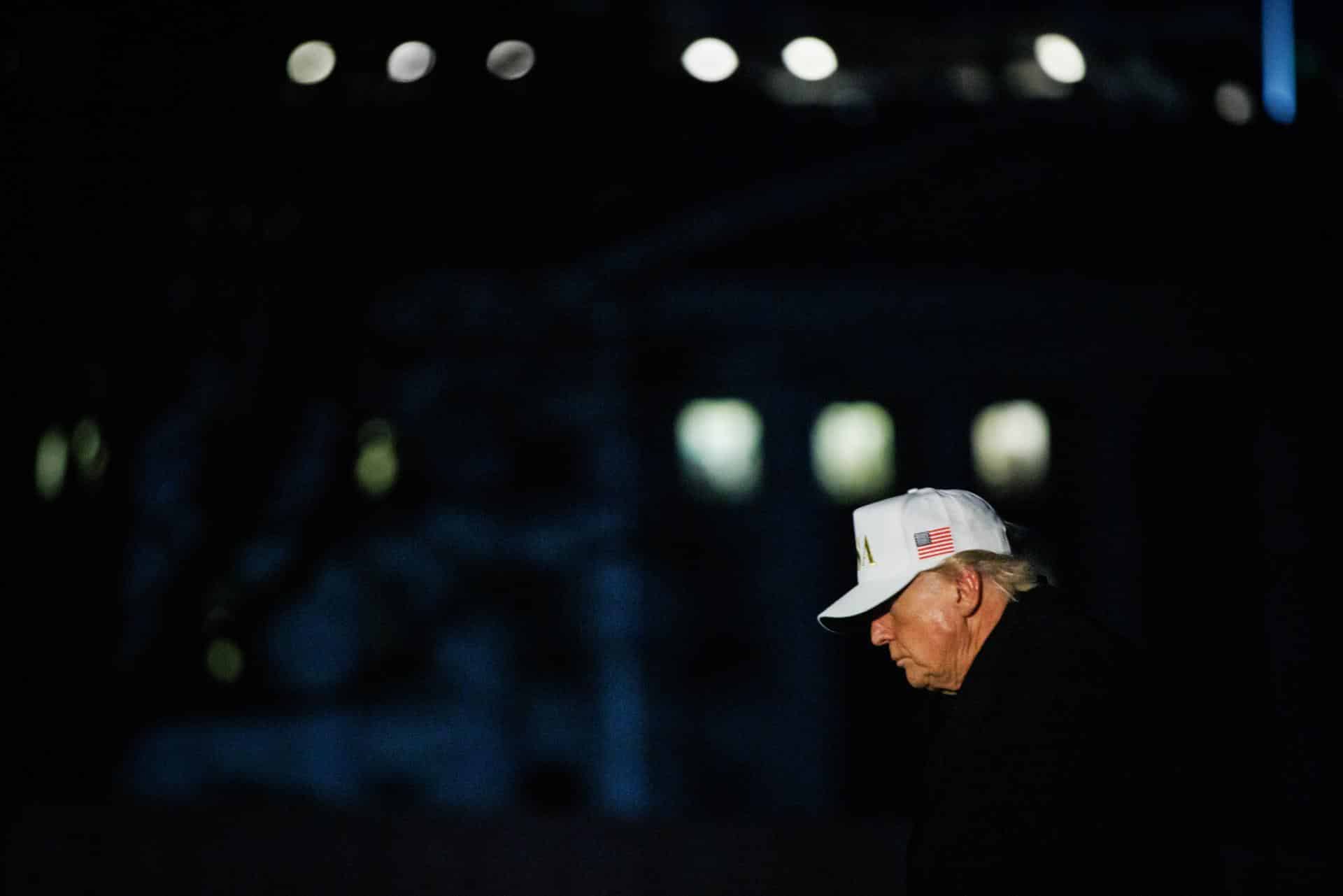 El presidente de Estados Unidos, Donald Trump, camina hacia la Casa Blanca tras aterrizar en el South Lawn a bordo del Marine One en Washington D.C., EE. UU., el 1 de febrero de 2026. El presidente regresó de Mar-a-Lago, en Florida. EFE/SAMUEL CORUM