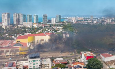 Fotografía aérea donde se ven columnas de humo tras reacciones violentas por el abatimiento de Nemesio Rubén Oseguera Cervantes, alias El Mencho, líder del Cártel Jalisco Nueva Generación (CJNG) este domingo, en Puerto Vallarta (México). EFE/ STR