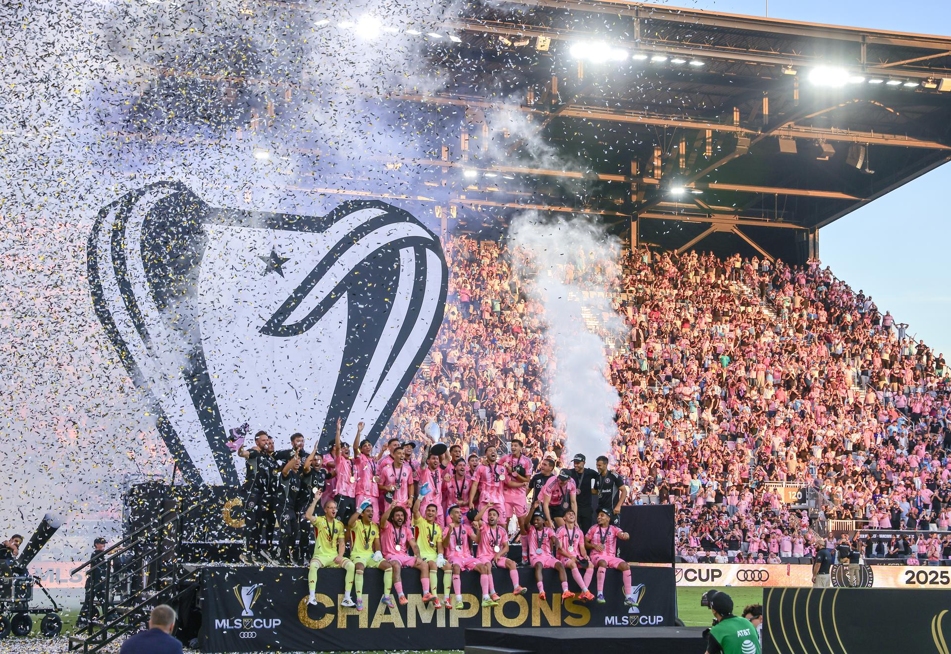 El Inter Miami celebra la Copa de la MLS conseguida el pasado 6 de diciembre ante Vancouver Whitecaps FC, en Fort Lauderdale. EFE/EPA/CRISTOBAL HERRERA-ULASHKEVICH
