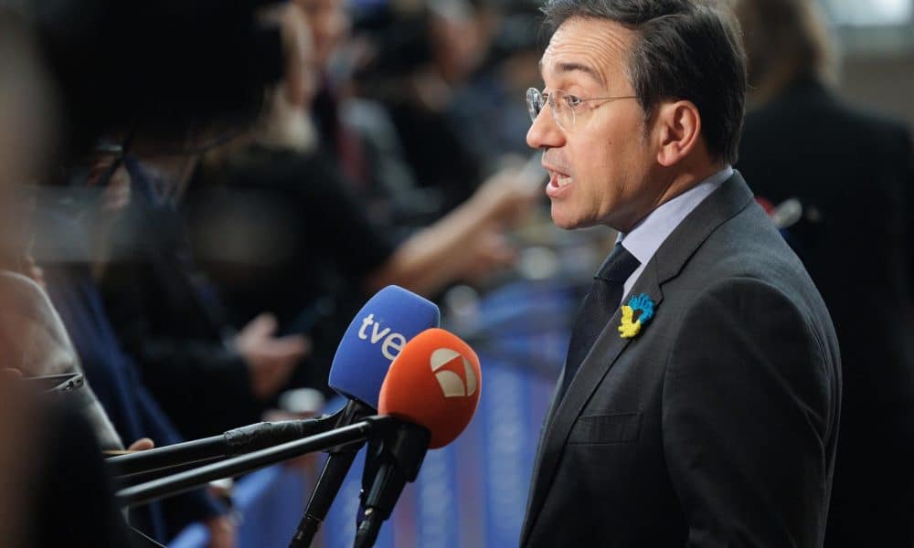 El ministro de Asuntos Exteriores de España, Jose Manuel Albares Bueno, habla a la prensa al inicio de un Consejo de Asuntos Exteriores en Bruselas, Bélgica, 23 de febrero de 2026.  EFE/EPA/OLIVIER MATTHYS