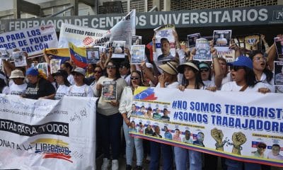 Personas sostienen carteles durante una manifestación convocada por el Movimiento Estudiantil de la Universidad Central de Venezuela, exigiendo la libertad de los presos políticos, este martes en Caracas (Venezuela). EFE/ Miguel Gutiérrez