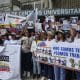 Personas sostienen carteles durante una manifestación convocada por el Movimiento Estudiantil de la Universidad Central de Venezuela, exigiendo la libertad de los presos políticos, este martes en Caracas (Venezuela). EFE/ Miguel Gutiérrez